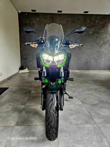 Kawasaki Z400 2022 com apenas 2.950 km e recheada de acessórios!