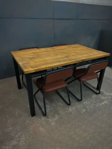 MESA DE JANTAR - MADEIRA MACIÇA E BASE METÁLICA