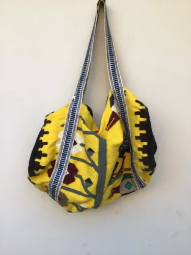 Bolsa de tecido artesanal com design floral