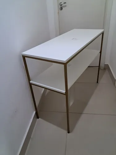 Vendo mesa em metalon e mdf 