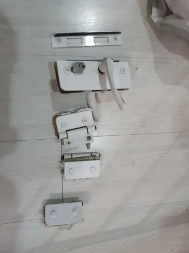 Trancas e Dobradiças para Porta de Vidro