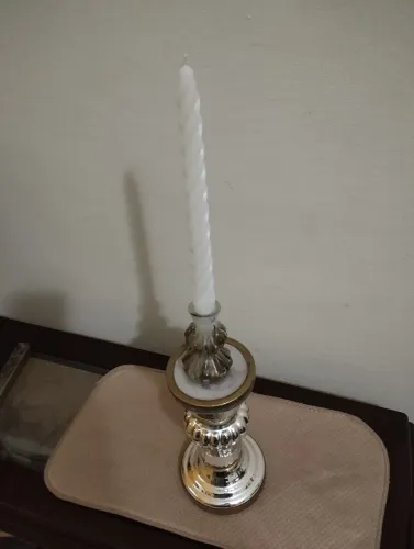 Castiçal de cristal cromado com vela branca torcida