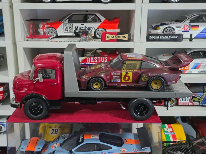 Miniatura 1:18 caminhao mercedes schuco reboque prancha