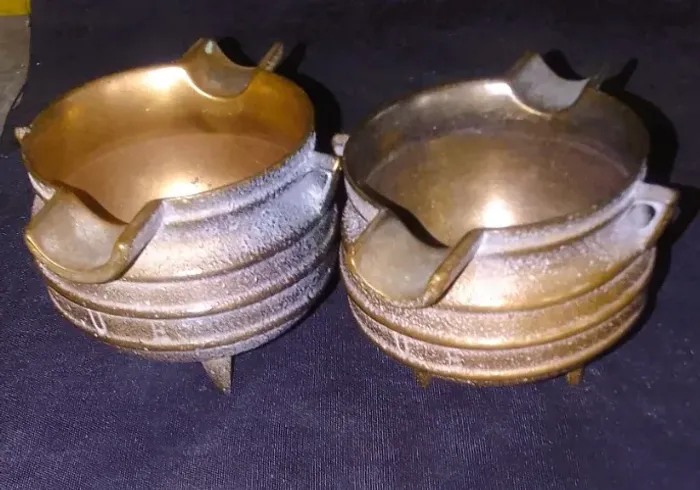Par de antigos cinzeiros em bronze maciço dourado no formato caldeirão de bruxa  