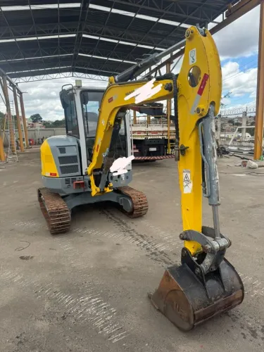MINI ESCAVADEIRA EZ36 ANO 2016 3,6 TON.