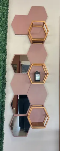 Espelho decorativo hexagonal com prateleiras