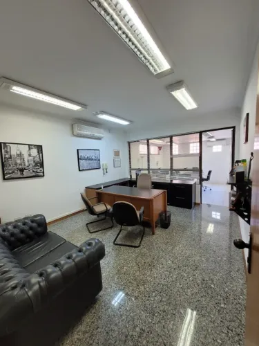 Sala Comercial com 3 estações de trabalho 1 vaga e 92m2 para Alugar Petropolis R$ 1.600,00