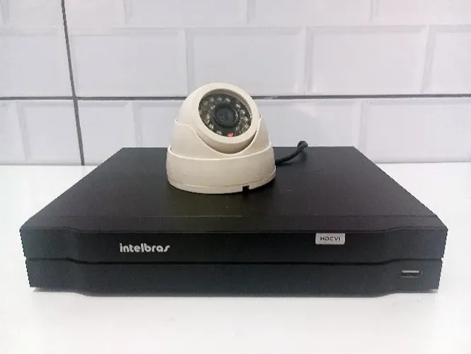 DVR Intelbras com cabo HDMI e Câmera diurna