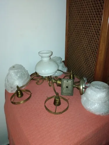 Lustre em bronze com globos vazados em vidro.