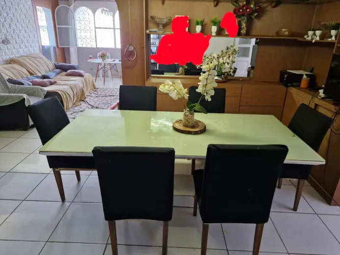 Mesa de Jantar com Tampão de Vidro - 2m x 1m + 6 Cadeiras de Madeira - R$ 990