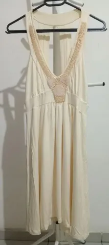Vestido creme com detalhe bordado