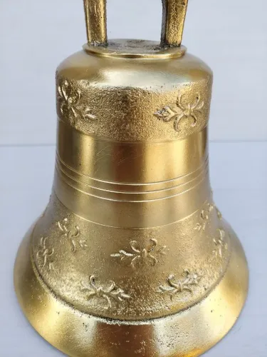 Sino antigo em bronze com detalhes alto em Relevo