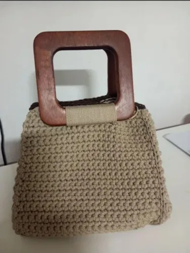 Baixou o preço! Bolsa de mão em crochê bege com alça de madeira - retirar em mãos