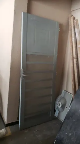 Porta de ferro reforçada com vidro completa