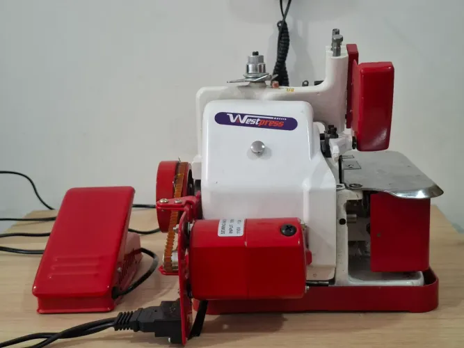 Máquina de Costura Overlock Chinesinha - Semi Nova / 2 Meses de Uso