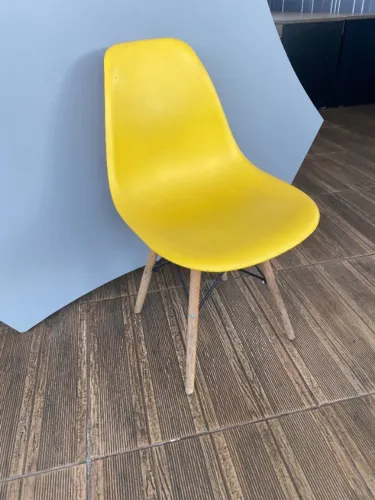 Cadeira Charles Eames Amarela