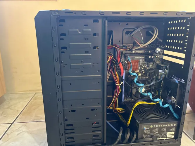 Gabinete  completo para utilizar peças em perfeito estado 