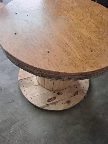 Mesa rústica para decoração, feita em bobina de fio. Legal para jogar truco.