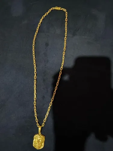Colar Dourado com Pingente de Jesus Cristo