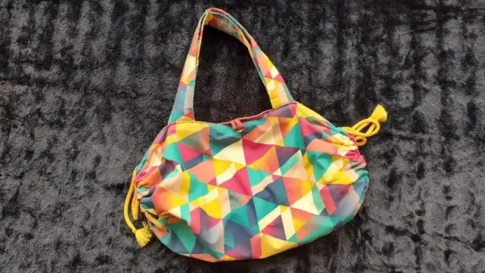 Bolsa de banho com toalha integrada, costurada por dentro