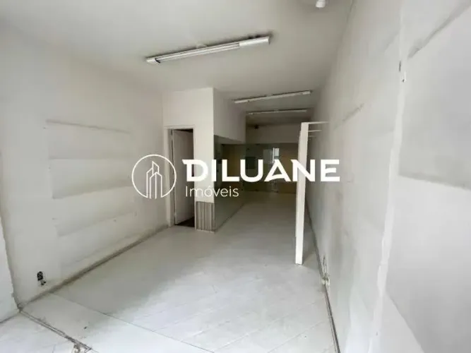 Excelente sala comercial na rua Santa Clara, super ampla com luz e ventilação natural