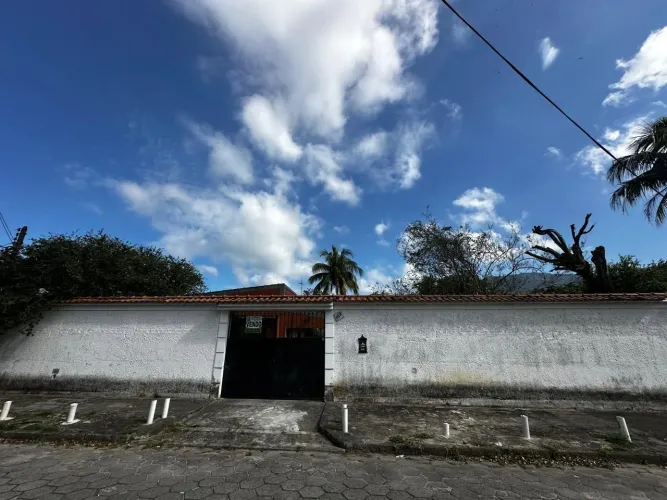 CASA COM PISCINA E UM ÓTIMO QUINTAL A VENDA EM MURIQUI