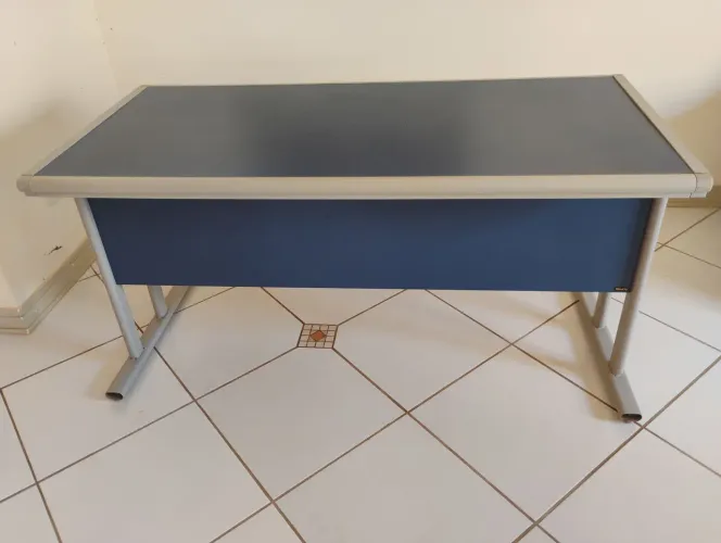 IMPERDÍVEL, PRÁ LEVAR: BAIXEI O PREÇO! Escrivaninha em aço e MDF do na cor azul!
