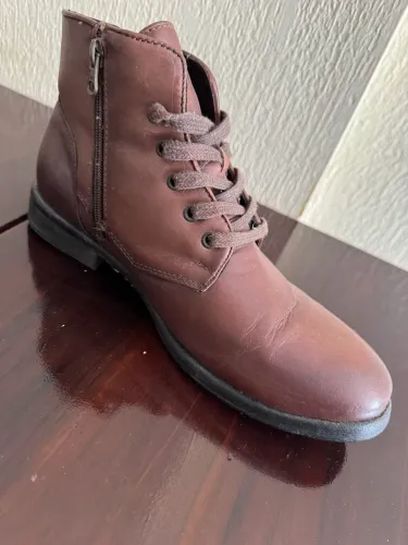 Bota de couro marrom