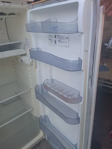 Vendo geladeira funcionando normalmente retirar em José de Anchieta na serra