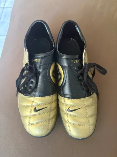Chuteira Nike Total 90 Society - Usada - Tamanho 41 