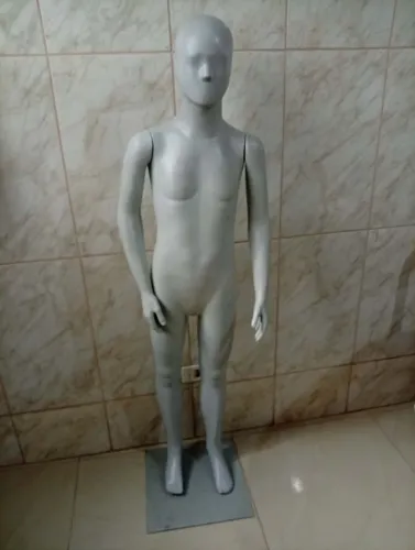 Manequim infantil de corpo inteiro com base