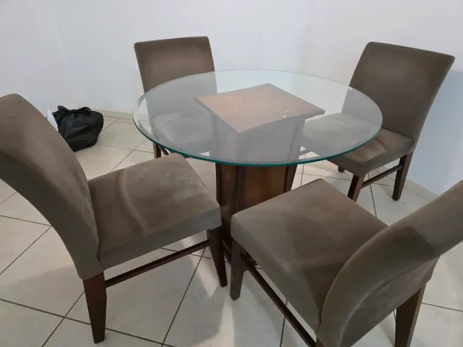 Mesa com 4 Cadeiras em Ótimo Estado - Venda por Mudança