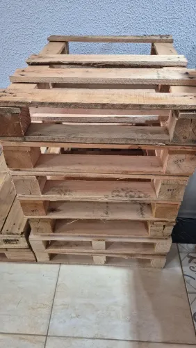 Pallets seminovos madeira eucalipto, medida 0.80 centímetros por 0.60 centímetros.