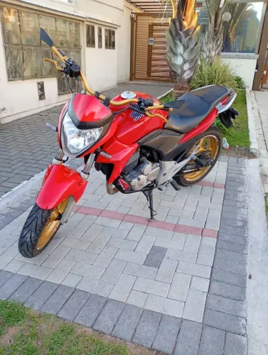 Vendo CB300 vermelha moto inteira revisada e com documento ok pego material de contrução 