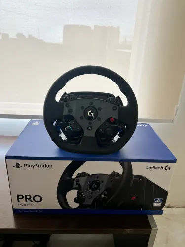 Volante Logitech G Pro Racing Whell PS5 / PC - Semi novo