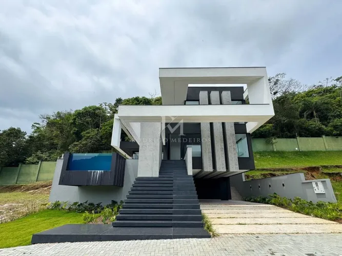 Casa em condomínio com 4 suítes na Praia do Estaleirinho, Balneário Camboriú