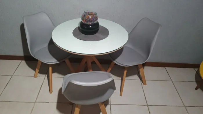 Mesa madeira redonda c/3 cadeiras EAMES 