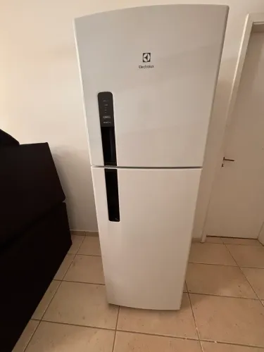 Geladeira - com menos de 2 meses de uso - Electrolux Frost Free 400l - autosense Branca