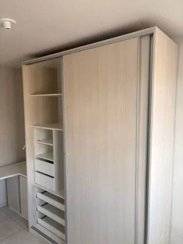 Guarda roupas + mesa de apoio
