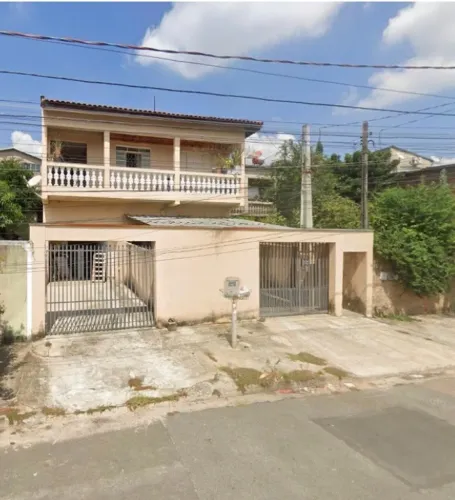 Aluga- casa de fundos