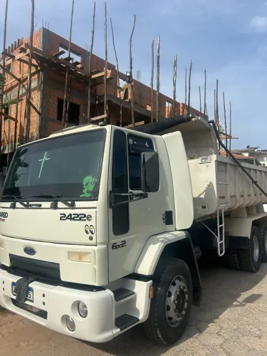 Caminhão caçamba Ford cargo 2422 