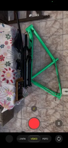 Peças de bicicleta no precinho