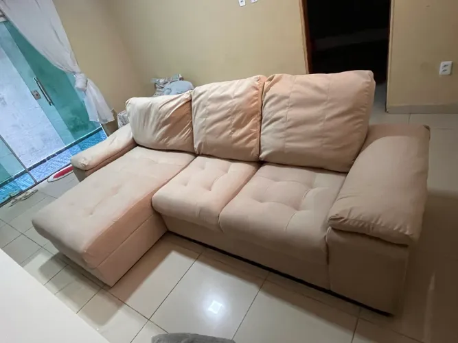 Sofá 3 Lugares com Chaise - Cor Bege/Marfim