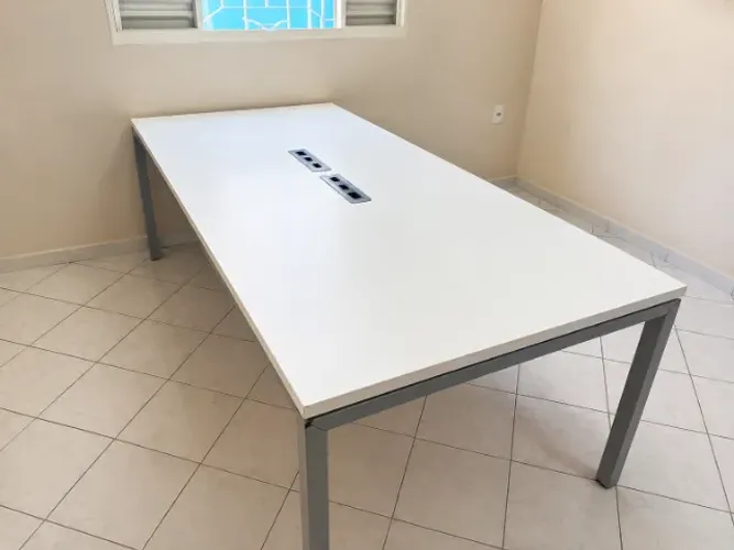 Mesa de Reunião Tok&Stok com Tomadas Embutidas