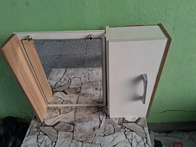 Vendo armário de lavatório de vidro com moldura de madeira valor 80,00 reais.
