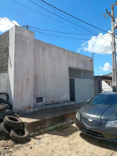 Vendo Galpão próximo a Praça de Eventos em Pilar com 2 escritórios, espaço amplo e 2 banhe