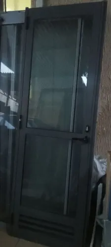 Porta de vidro temperado em aluminio