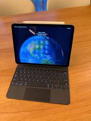 iPad Air 5ª Geração 256GB M1 + Capa com Teclado e Caneta