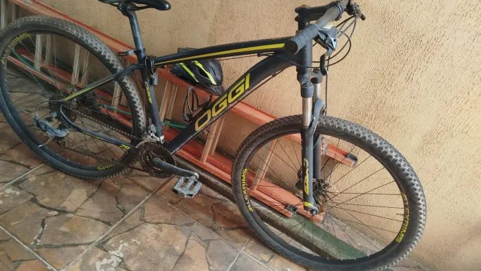 Oggi Hacker, modelo Sport, com aro 29 e quadro de alumínio.