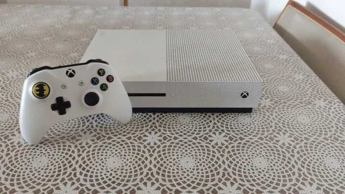 Xbox one S 1tb - 3 jogos inclusos